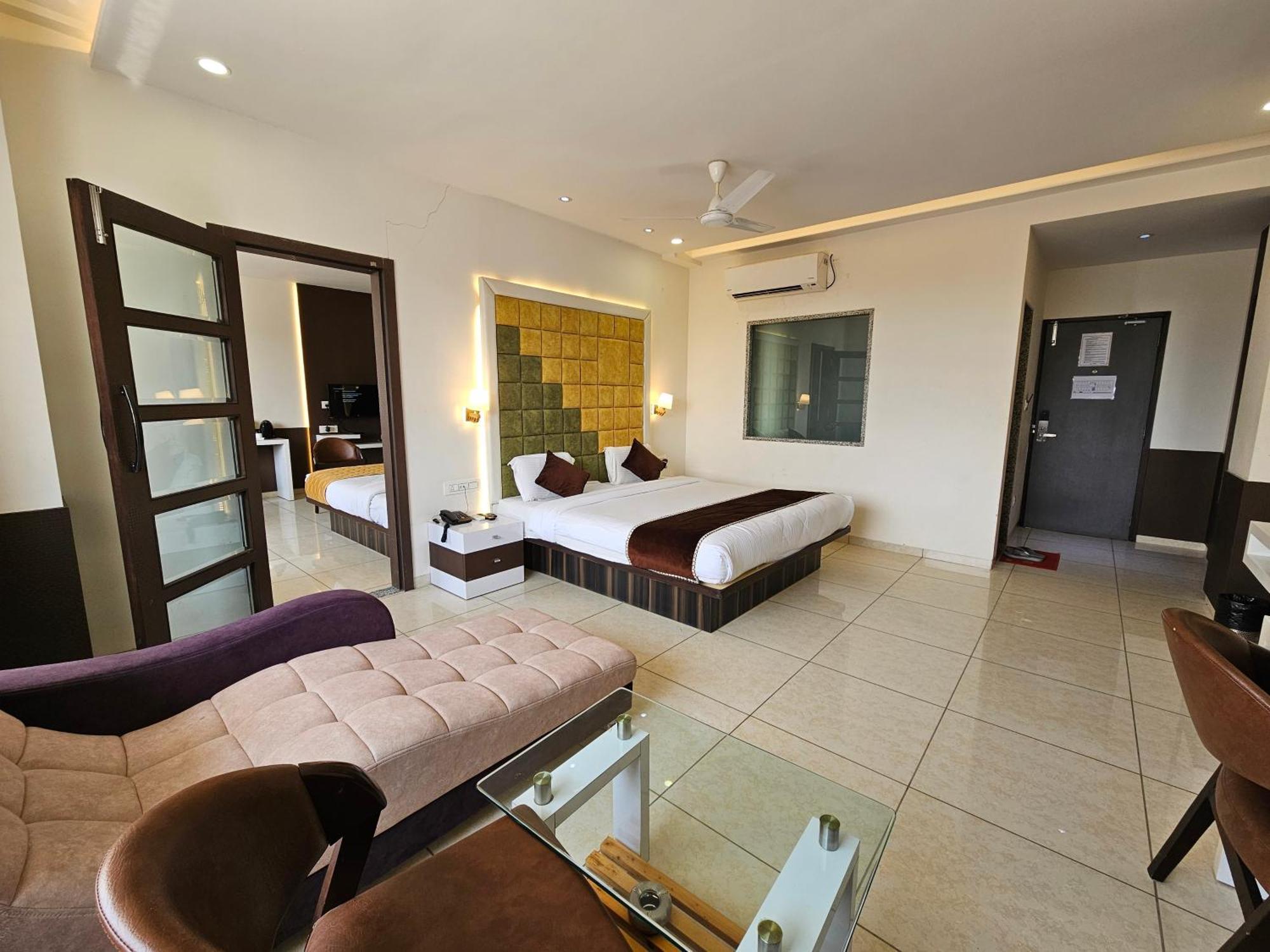 Hotel Grand Darshan Vadodara Dış mekan fotoğraf