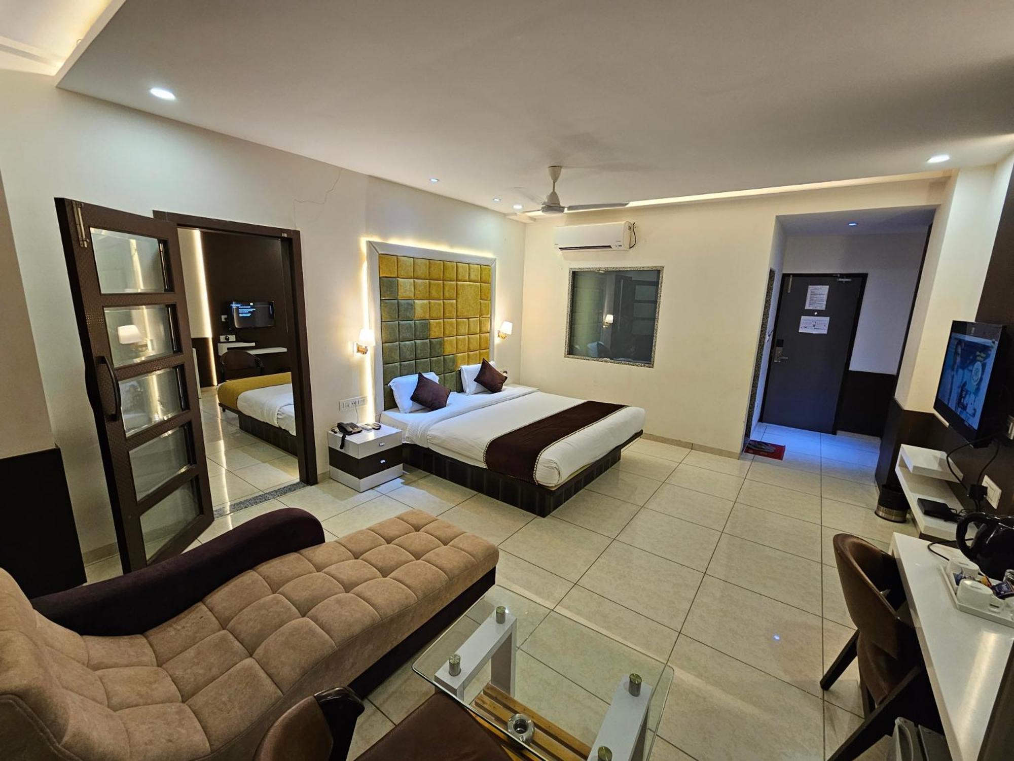 Hotel Grand Darshan Vadodara Dış mekan fotoğraf